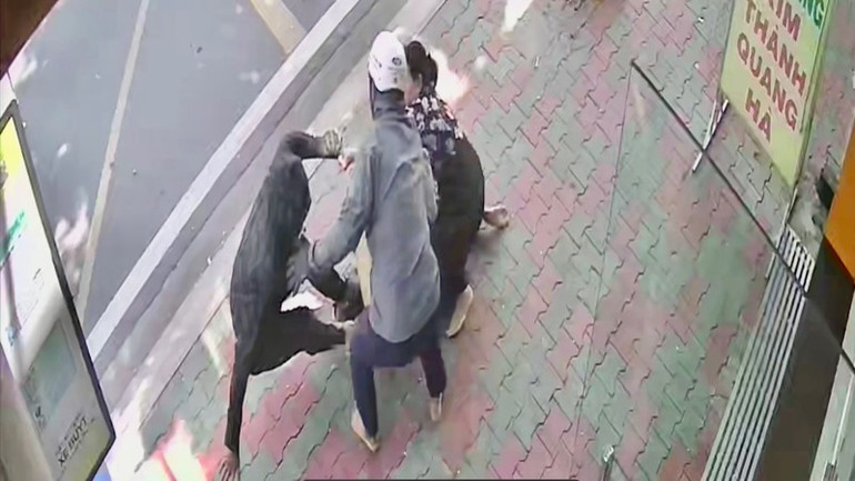 Chủ tiệm vàng kháng cự quyết liệt. (Ảnh cắt từ clip Công an cung cấp)