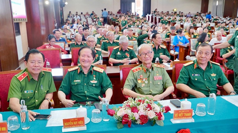 Đại biểu dự họp mặt nhân chứng lịch sử 5 cánh quân tham gia Chiến dịch Hồ Chí Minh. Đại biểu dự họp mặt nhân chứng lịch sử 5 cánh quân tham gia Chiến dịch Hồ Chí Minh.