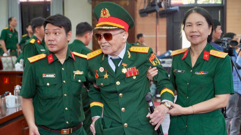 Đại tá Nguyễn Văn Tàu (Tư Cang), Anh hùng Lực lượng vũ trang nhân dân dự buổi gặp mặt nhân chứng 5 cánh quân tham gia Chiến dịch Hồ Chí Minh. Đại tá Nguyễn Văn Tàu (Tư Cang), Anh hùng Lực lượng vũ trang nhân dân dự buổi gặp mặt nhân chứng 5 cánh quân tham gia Chiến dịch Hồ Chí Minh.