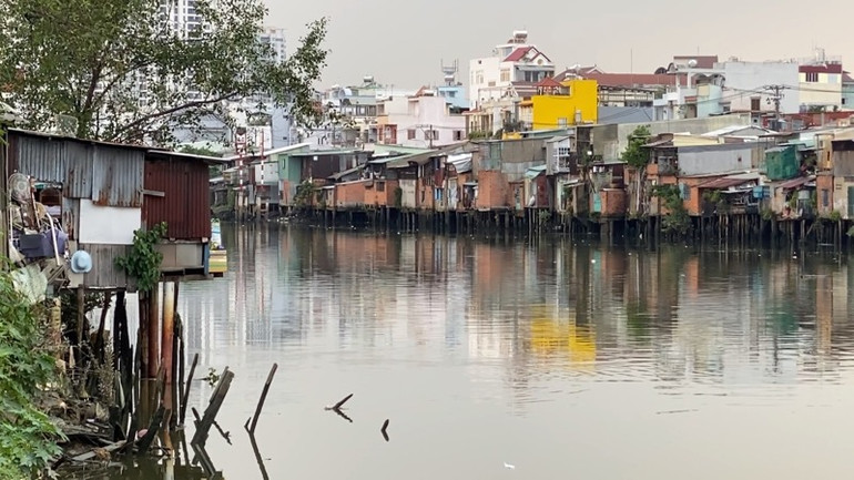 Kênh Đôi là nơi tập trung nhiều nhất số lượng nhà ven và trên kênh rạch tại Quận 8.