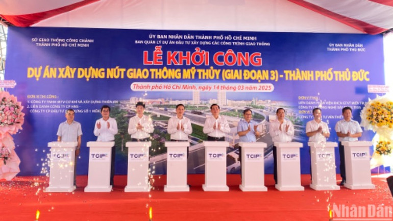 Các đại biểu bấm lệnh khởi công dự án