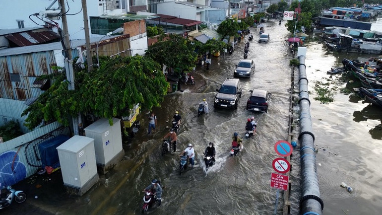 Triều cường gây ngập tại đường Trần Xuân Soạn, Quận 7, Thành phố Hồ Chí Minh.