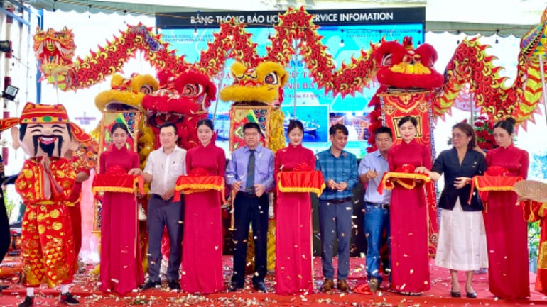 Các đại biểu cắt băng khai trương tuyến tàu cao tốc đi Côn Đảo.