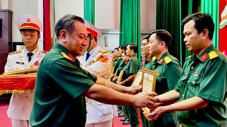 Lãnh đạo Bộ Tư lệnh Thành phố Hồ Chí Minh biểu dương các đơn vị, cá nhân thực hiện tốt Chỉ thị số 05 của Bộ Chính trị. Lãnh đạo Bộ Tư lệnh Thành phố Hồ Chí Minh biểu dương các đơn vị, cá nhân thực hiện tốt Chỉ thị số 05 của Bộ Chính trị.