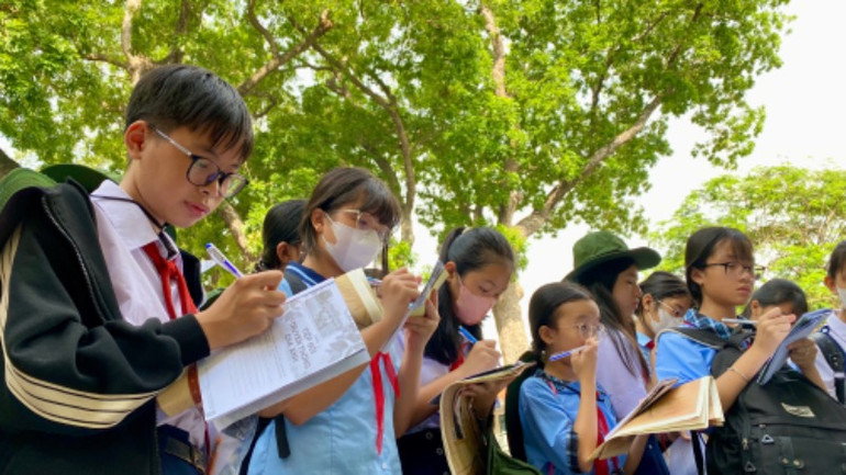 Các em thí sinh tập trung làm bài thi tại giải Lê Quý Đôn trên ấn phẩm Khăn Quàng Đỏ lần thứ 26.