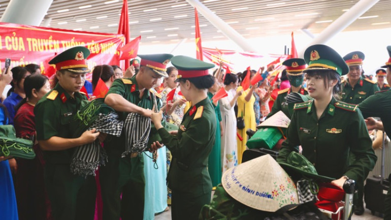 Hành trang rời Thành phố Hồ Chí Minh luôn có đồ lưu niệm như khăn rằn, nón lá, mũ tai bèo... Hành trang rời Thành phố Hồ Chí Minh luôn có đồ lưu niệm như khăn rằn, nón lá, mũ tai bèo...