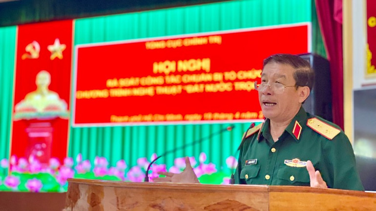 Trung tướng Trương Thiên Tô, Phó Chủ nhiệm Tổng Cục chính trị Quân đội nhân dân Việt Nam, phát biểu chỉ đạo tại hội nghị.