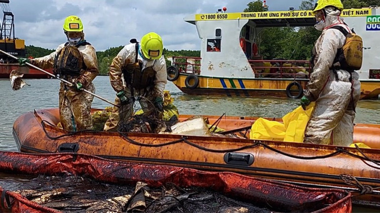 Lực lượng chức năng tiếp tục nỗ lực xử lý môi trường sau sự cố tràn dầu.
