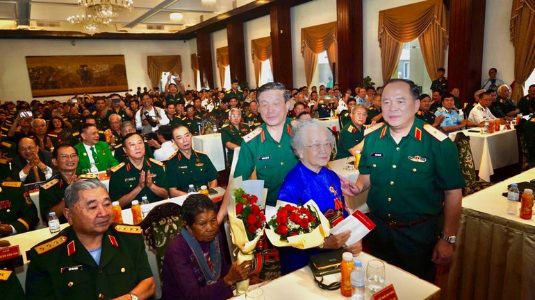 Mẹ Việt Nam Anh hùng dự buổi gặp mặt "50 năm toàn thắng về ta". (Ảnh THẾ ANH)
