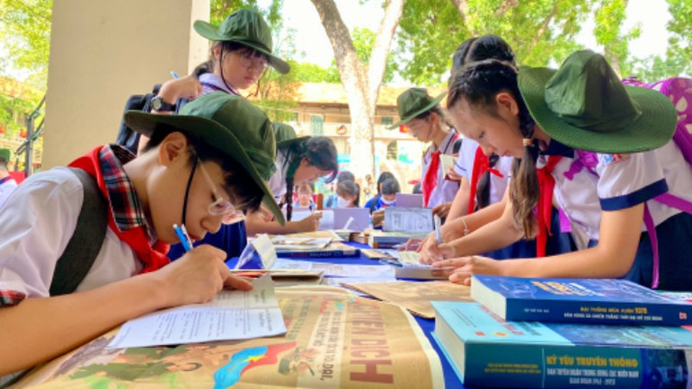 Thí sinh chăm chú làm bài thi tại Trường trung học phổ thông Lê Quý Đôn.