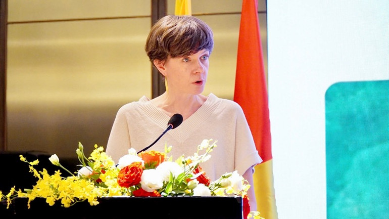 Bà Cieltje Van Achter phát biểu tại hội thảo.