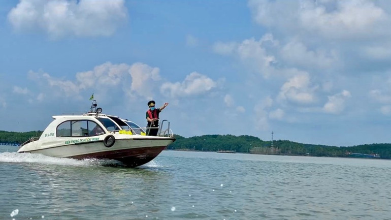 Lực lượng Biên phòng tuần tra trên vùng biển Cần Giờ. Lực lượng Biên phòng tuần tra trên vùng biển Cần Giờ.