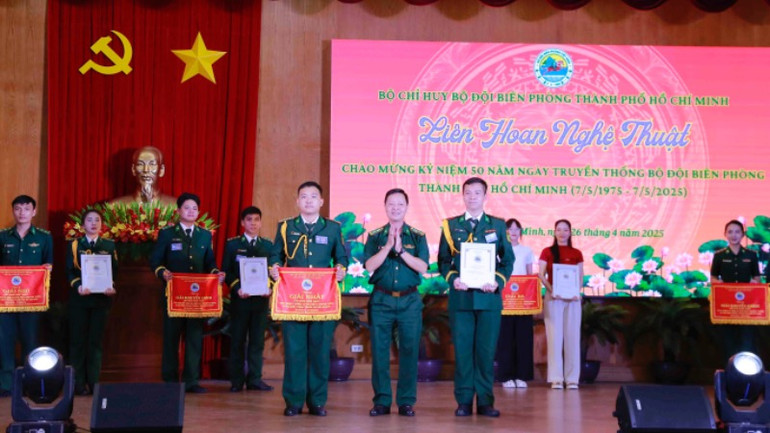 Trao giải thưởng cho các đơn vị đạt thành tích xuất sắc tại liên hoan nghệ thuật.