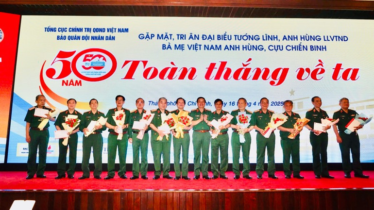 Tri ân các anh hùng, tướng lĩnh lực lượng vũ trang. (Ảnh: THẾ ANH)