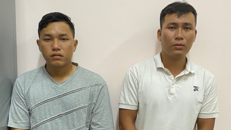 Đối tượng Lê Duy Đông và Lê Duy Đạt tại cơ quan công an.