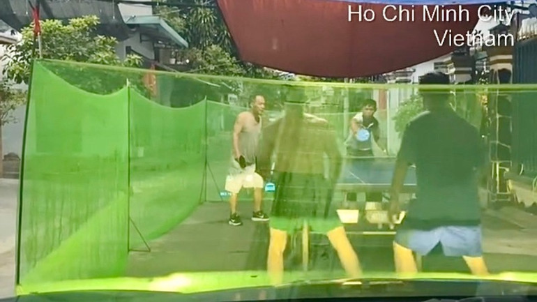 Nhóm 4 người đàn ông vây lưới đánh bóng bàn giữa đường. (Ảnh cắt từ video clip)