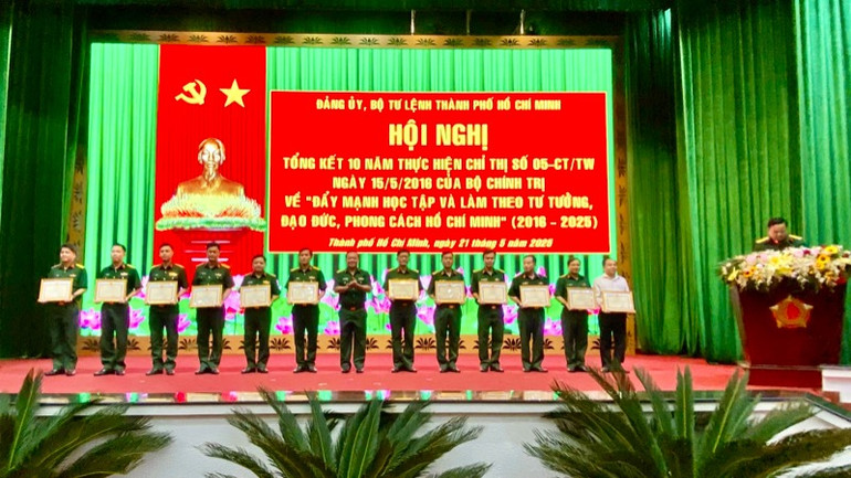 Biểu dương các điển hình trong Bộ Tư lệnh Thành phố Hồ Chí Minh về học tập và làm theo lời Bác. Biểu dương các điển hình trong Bộ Tư lệnh Thành phố Hồ Chí Minh về học tập và làm theo lời Bác.
