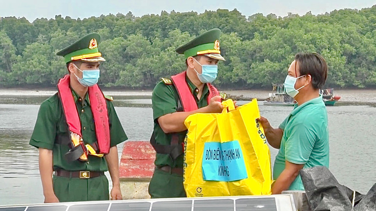 Đồn biên phòng Thạnh An đến tận nơi trao thực phẩm hỗ trợ ngư dân gặp nạn trong thời điểm đại dịch Covid-19 hoành hành. Đồn biên phòng Thạnh An đến tận nơi trao thực phẩm hỗ trợ ngư dân gặp nạn trong thời điểm đại dịch Covid-19 hoành hành.