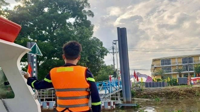 Lực lượng cảnh sát Phòng cháy, chữa cháy và Cứu nạn cứu hộ tuần tra, kiểm soát an toàn trên các tuyến sông gần địa điểm tổ chức Vesak 2025.