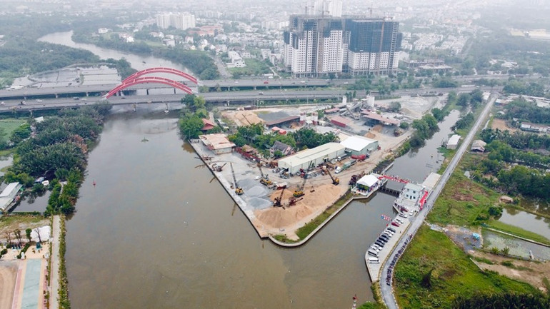 Cống ngăn triều cường từ sông Cần Giuộc vào rạch Cầu Sập.