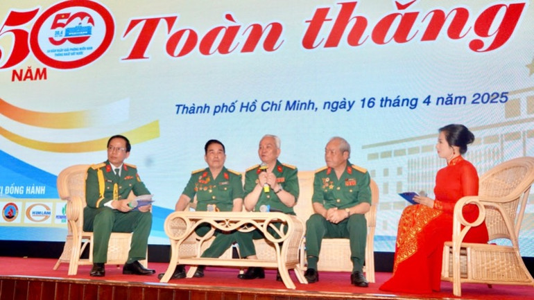 Kíp lái xe tăng 390 kể về thời khắc lịch sử tiến vào Dinh Độc Lập vào ngày 30/4/1975. (Ảnh THẾ ANH)