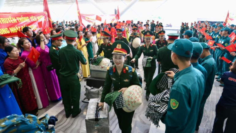 Người dân dành tình cảm nồng ấm tạm biệt các đơn vị tham gia diễu binh, diễu hành trong Đại lễ 30/4. Người dân dành tình cảm nồng ấm tạm biệt các đơn vị tham gia diễu binh, diễu hành trong Đại lễ 30/4.