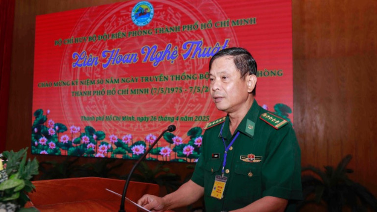 Đại tá Lâm Văn Huy, Chủ nhiệm Chính trị Bộ đội Biên phòng Thành phố Hồ Chí Minh phát biểu tại liên hoan nghệ thuật.