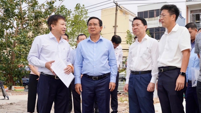 Ông Nguyễn Văn Được, Chủ tịch Ủy ban nhân dân Thành phố Hồ Chí Minh khảo sát thực tế tại kênh Đôi, Quận 8.