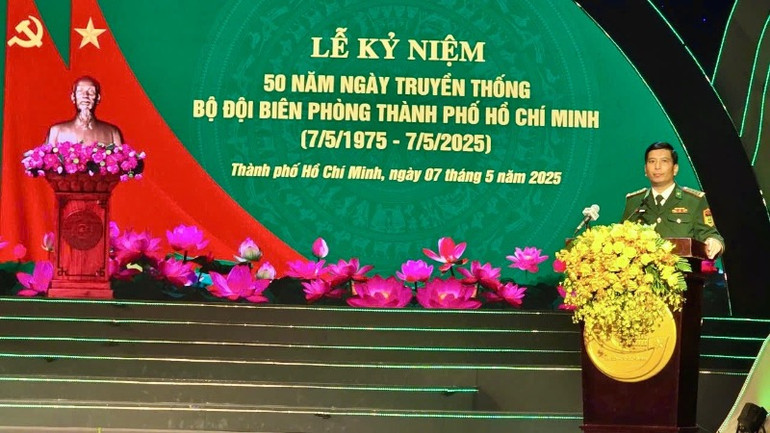 Đại tá Đỗ Vĩnh Thăng, Chính ủy Bộ chỉ huy Bộ đội Biên phòng Thành phố Hồ Chí Minh trình bày diễn văn tại Lễ kỷ niệm. Đại tá Đỗ Vĩnh Thăng, Chính ủy Bộ chỉ huy Bộ đội Biên phòng Thành phố Hồ Chí Minh trình bày diễn văn tại Lễ kỷ niệm.