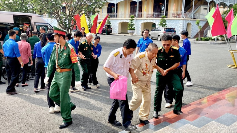Đại biểu về dự họp mặt. Đại biểu về dự họp mặt.