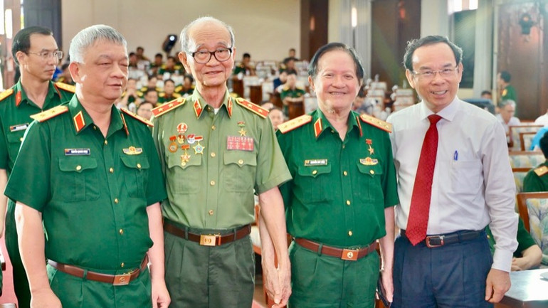 Ủy viên Bộ Chính trị, Bí thư Thành ủy Thành phố Hồ Chí Minh Nguyễn Văn Nên (ngoài cùng bên phải) chụp ảnh lưu niệm cùng đại biểu dự họp mặt. Ủy viên Bộ Chính trị, Bí thư Thành ủy Thành phố Hồ Chí Minh Nguyễn Văn Nên (ngoài cùng bên phải) chụp ảnh lưu niệm cùng đại biểu dự họp mặt.