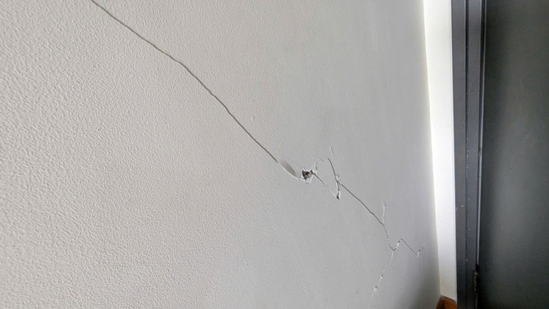 Vết nứt trên tường tại chung cư Diamond Riverside, Quận 8.