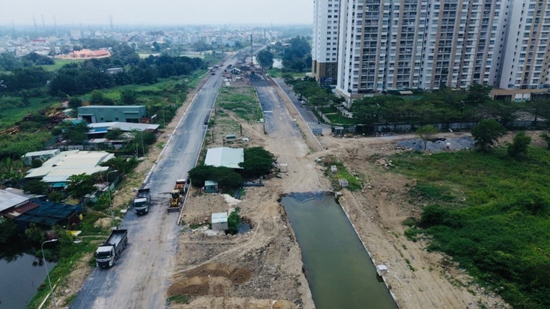 Công trường thi công tuyến song hành Quốc lộ 50. Công trường thi công tuyến song hành Quốc lộ 50.