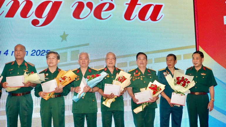 Đại biểu cựu chiến binh nhận tri ân từ chương trình "50 năm toàn thắng về ta". (Ảnh THẾ ANH)