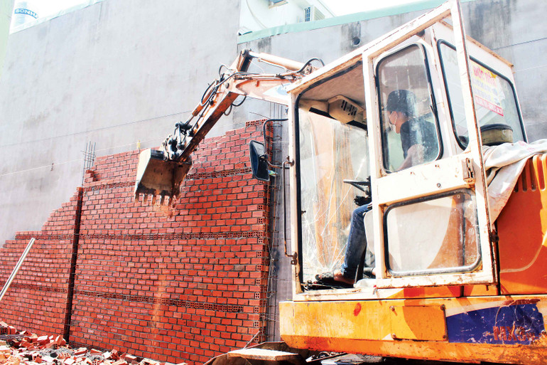 Cưỡng chế tháo dỡ một ngôi nhà xây dựng trái phép ở phường Trảng Dài, thành phố Biên Hòa.