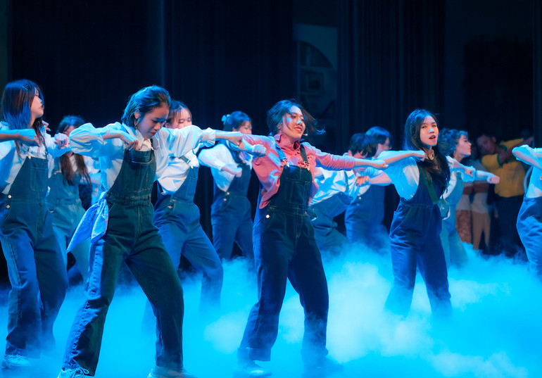 Madeline (áo hồng) - một cô gái trẻ mới vào làm việc tại một nhà máy