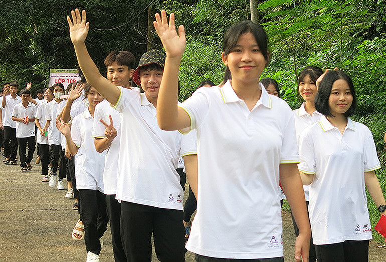 Học sinh Trường trung học phổ thông dân tộc nội trú tỉnh Ninh Bình đi bộ trong rừng Cúc Phương hưởng ứng giảm phát thải, bảo vệ tương lai. (Ảnh: Ngân Anh) Học sinh Trường trung học phổ thông dân tộc nội trú tỉnh Ninh Bình đi bộ trong rừng Cúc Phương hưởng ứng giảm phát thải, bảo vệ tương lai. (Ảnh: Ngân Anh)