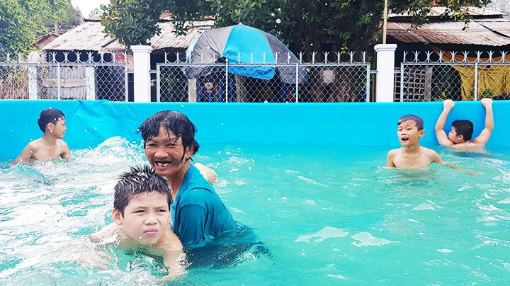Lớp dạy bơi miễn phí cho trẻ em của bà Trần Thị Kim Thia, ở xã Hưng Thạnh, huyện Tháp Mười, tỉnh Đồng Tháp. (Ảnh TRẦN PHƯỢNG)