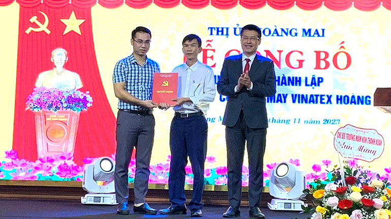 Lãnh đạo Thị ủy Hoàng Mai trao quyết định thành lập chi bộ Công ty CP May Vinatex Hoàng Mai.