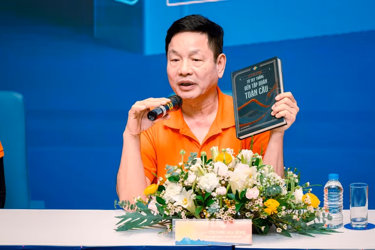 Chủ tịch HĐQT FPT Trương Gia Bình chia sẻ về cuốn sách "FPT 35 năm - Từ tay trắng đến Tập đoàn toàn cầu". Chủ tịch HĐQT FPT Trương Gia Bình chia sẻ về cuốn sách "FPT 35 năm - Từ tay trắng đến Tập đoàn toàn cầu".