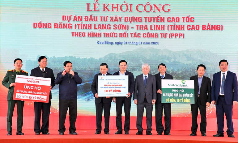 Thủ tướng Phạm Minh Chính chứng kiến các tập đoàn ủng hộ tiền xây nhà đại đoàn kết cho nhân dân địa phương. (Ảnh: Thanh Giang) Thủ tướng Phạm Minh Chính chứng kiến các tập đoàn ủng hộ tiền xây nhà đại đoàn kết cho nhân dân địa phương. (Ảnh: Thanh Giang)