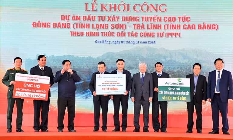 Thủ tướng Phạm Minh Chính chứng kiến các tập đoàn ủng hộ tiền xây nhà đại đoàn kết cho nhân dân địa phương. (Ảnh: Thanh Giang)