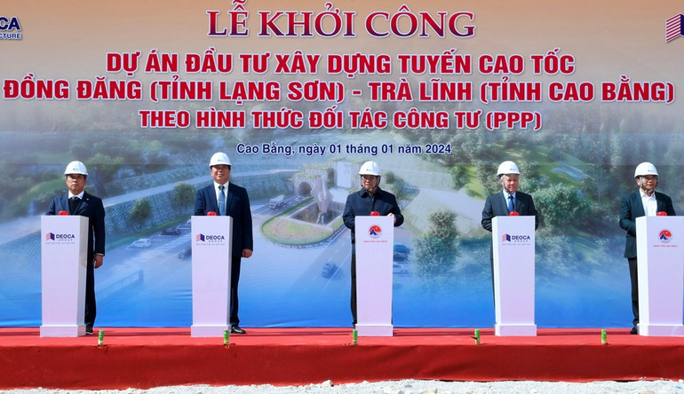 Thủ tướng Phạm Minh Chính và các đồng chí lãnh đạo thực hiện nghi thức bấm nút khởi công dự án. (Ảnh: Thanh Giang) Thủ tướng Phạm Minh Chính và các đồng chí lãnh đạo thực hiện nghi thức bấm nút khởi công dự án. (Ảnh: Thanh Giang)