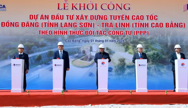 Thủ tướng Phạm Minh Chính và các đồng chí lãnh đạo thực hiện nghi thức bấm nút khởi công dự án. (Ảnh: Thanh Giang)