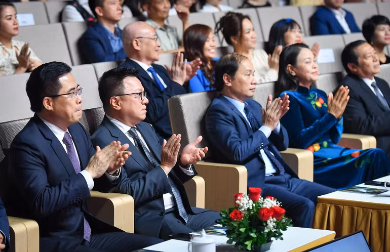 Các đại biểu tham dự Giải thưởng Hành động vì Cộng đồng của Báo Nhân Dân.