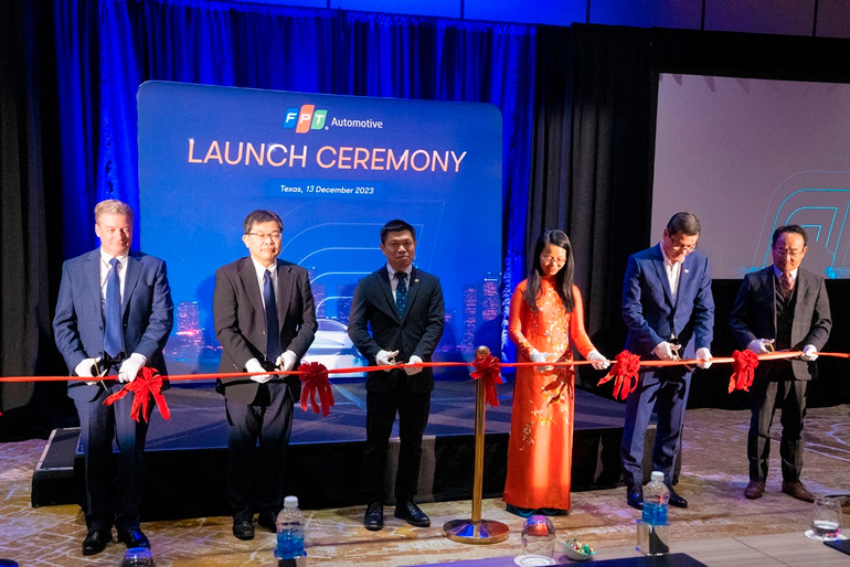 Đại diện FPT và khách mời cắt băng ra mắt Công ty FPT Automotive.