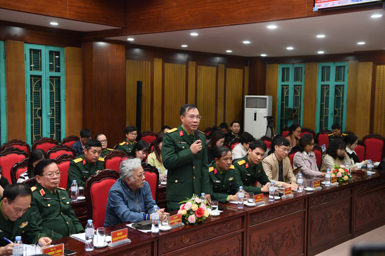 Đại tá, vận động viên Hoàng Xuân Vinh (đứng) là nhân vật được vinh danh ở cuộc thi viết "Tấm gương bình dị mà cao quý" 2024 do báo Quân đội nhân dân tổ chức.