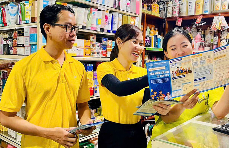 Vận động người dân tham gia bảo hiểm xã hội tự nguyện. (Ảnh Vietnam Post)