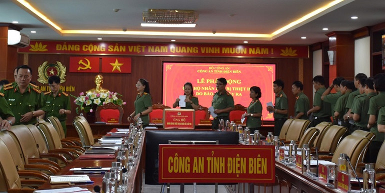 Cán bộ, chiến sĩ Công an tỉnh Điện Biên ủng hộ đồng bào vùng bão lũ.