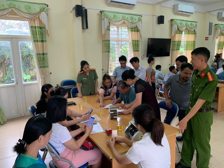 Thành viên Tổ tuyên truyền vận động cùng cán bộ, lãnh đạo phường Noong Bua tuyên truyền, vận động nhân dân trên địa bàn đồng thuận các phương án giải phóng mặt bằng, tạo thuận lợi đẩy nhanh tiến độ các dự án.